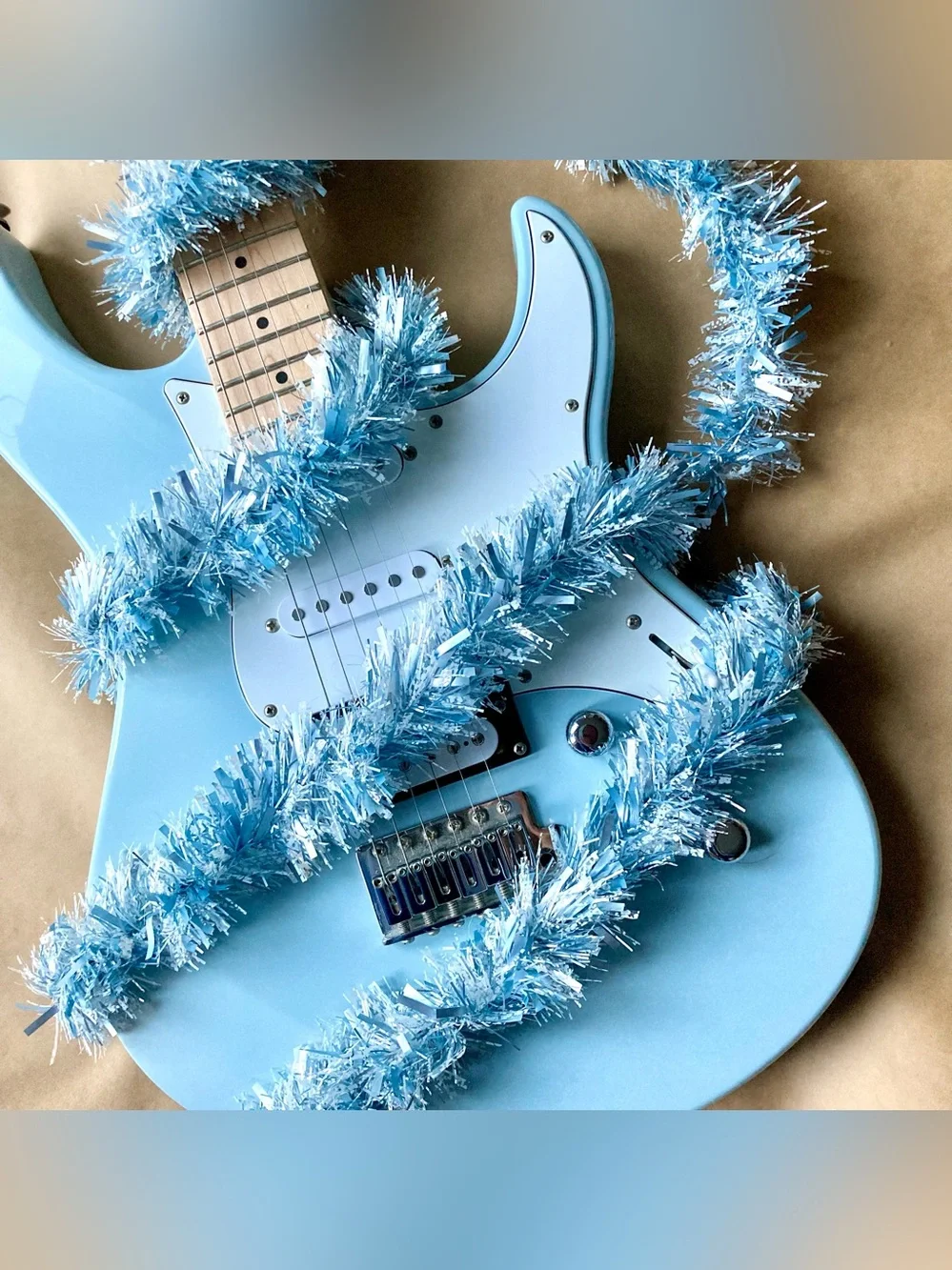 .• Tinsel Tree Garland in Pearly Light Blue & White Shimmer